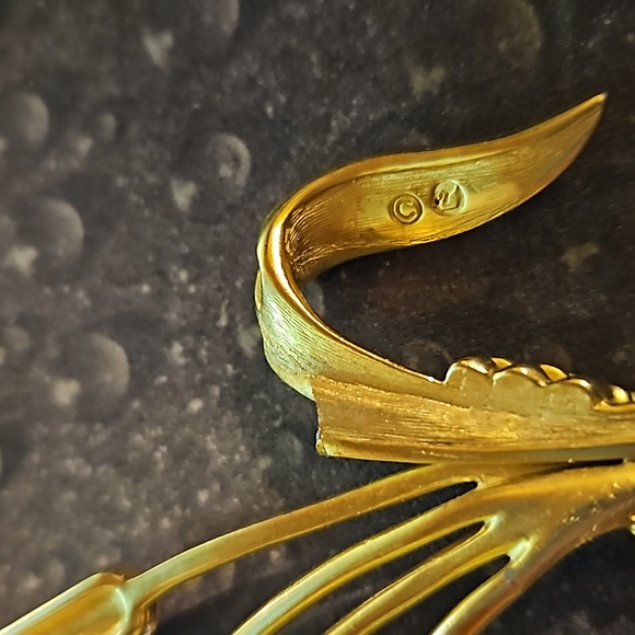 Swarovski Pin Cat Tail-Inspired Unique Stunning Rhinestone Goldtone Women's OS - Picture 4 of 4